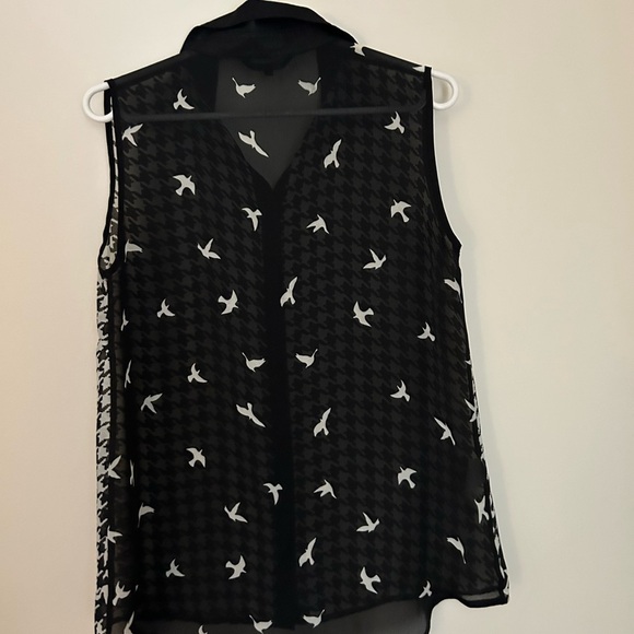 Black and White Sleeveless Button Down Shirt - Picture 2 of 4